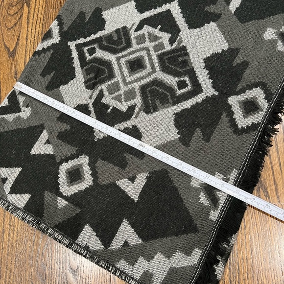 Like New Hollister Dark Gray/Black Jacquard Patterned Blanket Scarf - Picture 4 of 6